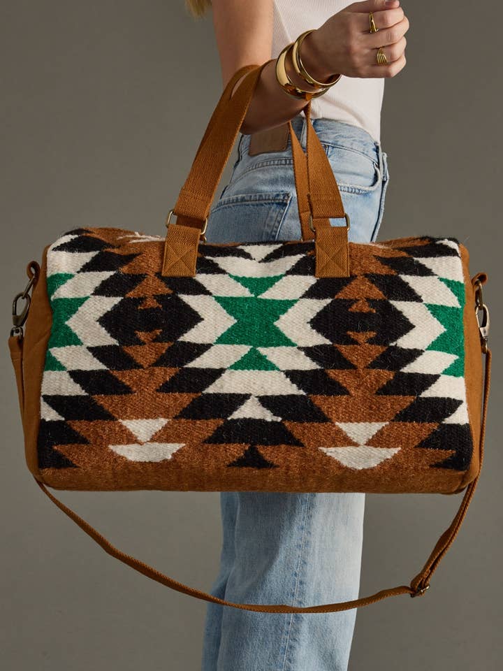 Braune, schwarze, grüne & weiße Western-Duffel. für den Großhandel von Panache Apparel Co.