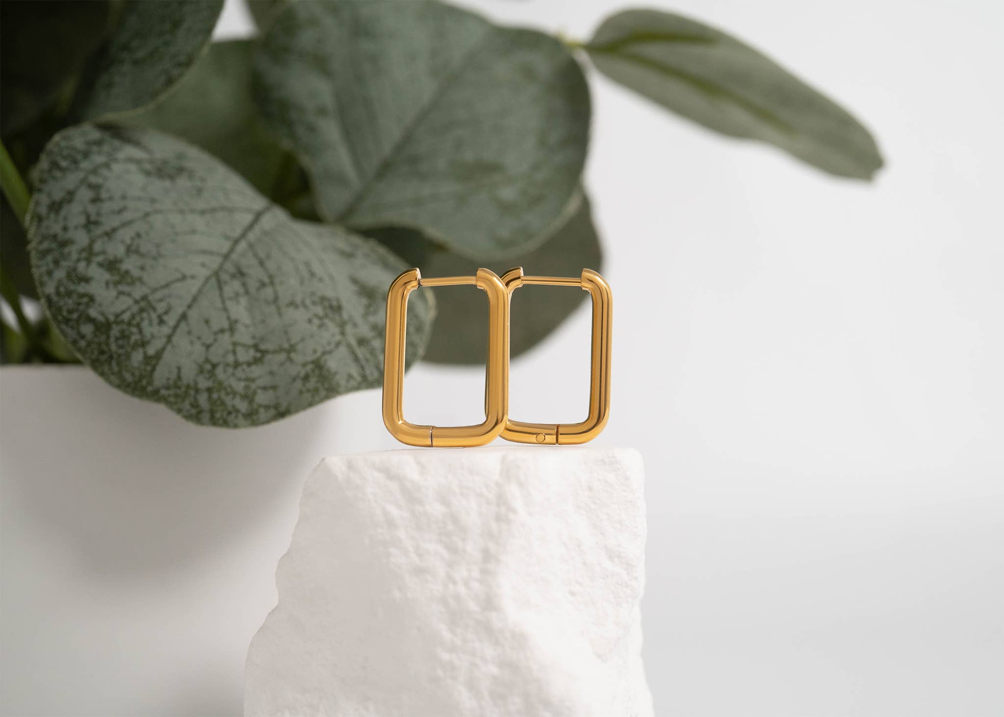 WJW - Vente Petits anneaux - Boucles d'oreilles huggie rectangulaires arrondies en PVD or 18K pour tous les jours5