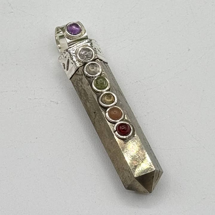 Colgante de lápiz de pirita de gema con chakra/metal plateado para venta al por mayor de Meraki Gemstones