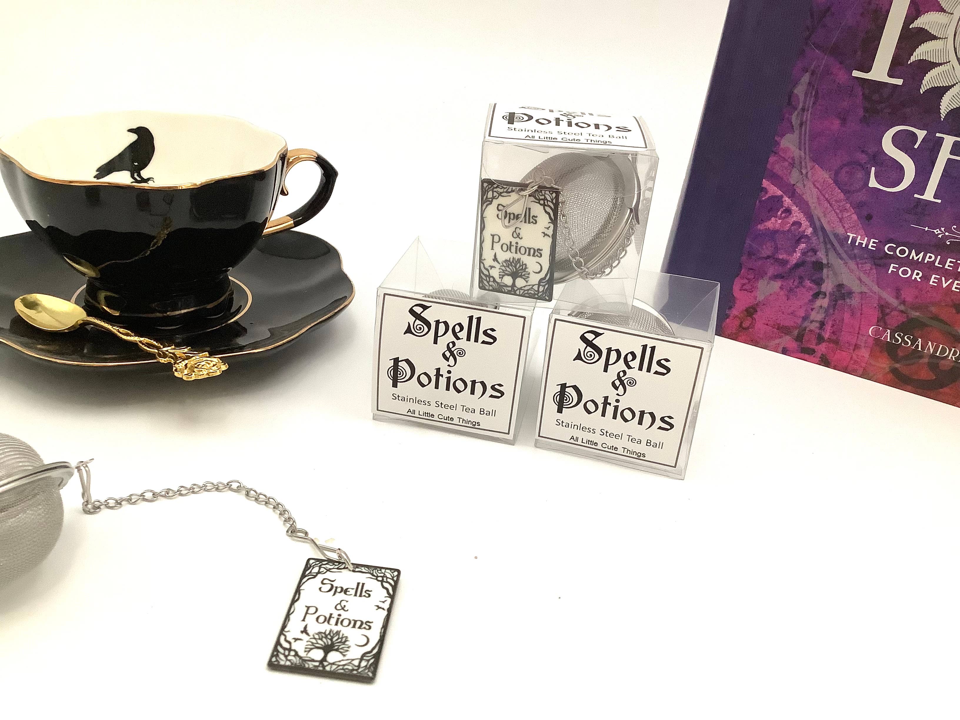 All Little Cute Things – Coador/infusor de chá por atacado – Infusor de chá com bola e pingente artesanal tema Feitiços e Poções4