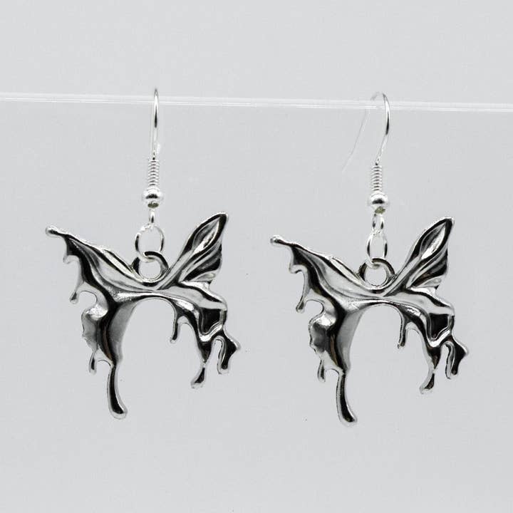 Boucles d'oreilles charm papillon gothique argenté pour la vente par ARTEMIS