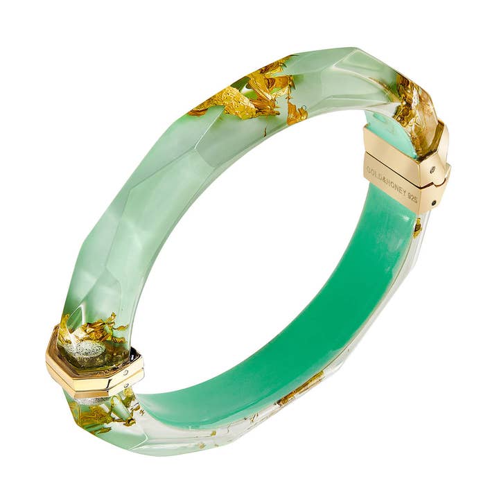 Bracelet à facettes feuille en or 24 ct vert menthe avec charnière pour la vente par Gold & Honey