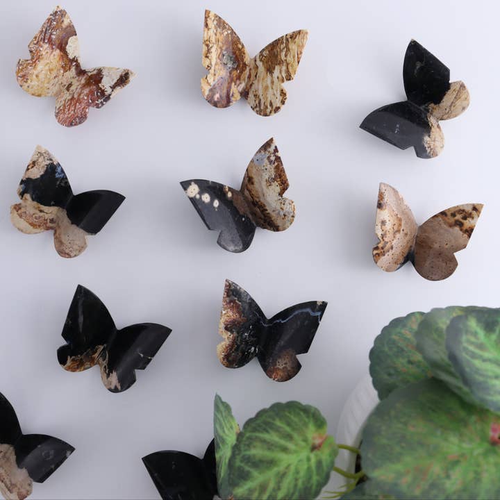 Un papillon en agate de racine de palmier pour la vente par Mi Esperanza Minerals