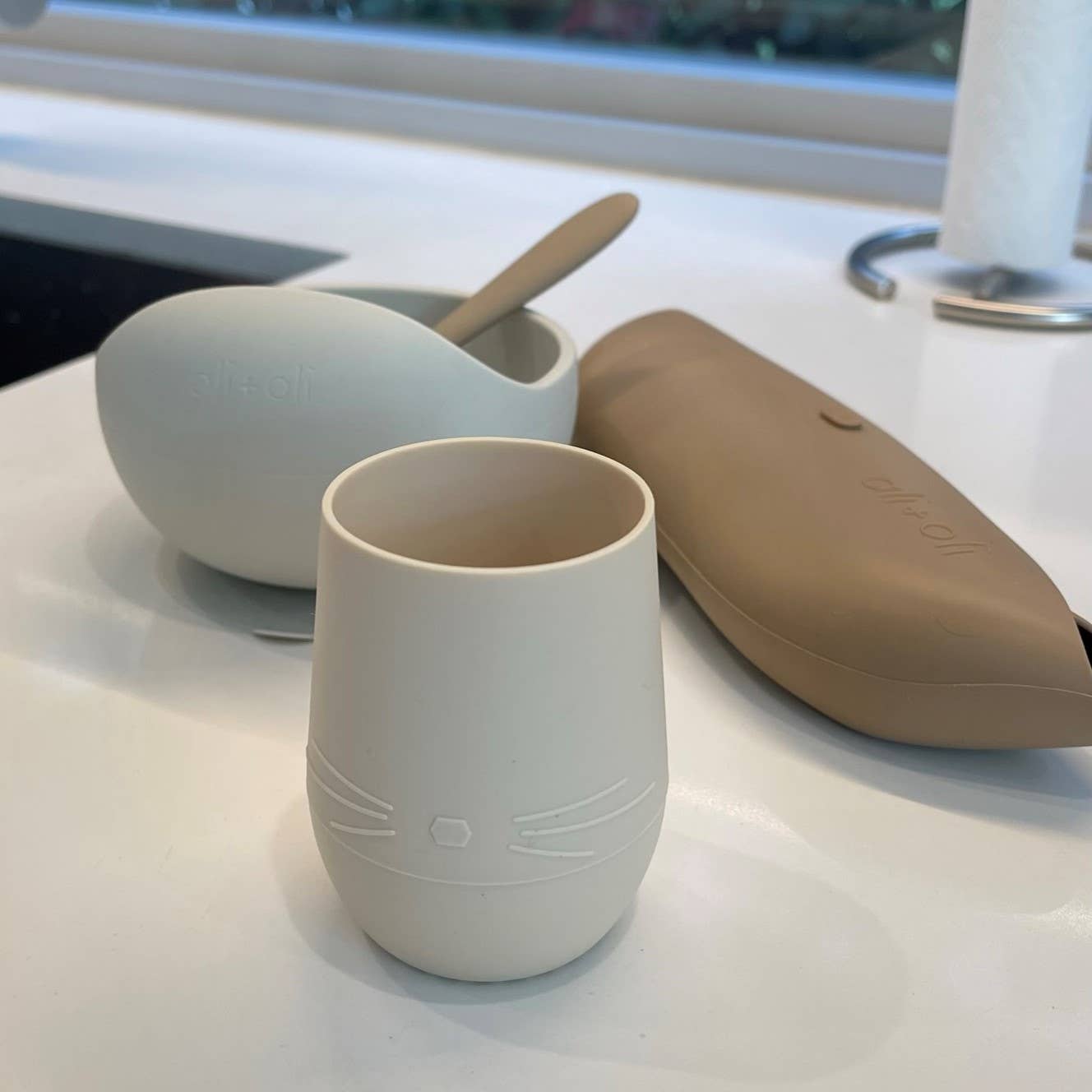 Ali+Oli - Vente Verre/tasse – enfant et bébé - Gobelet ouvert en silicone Bunny Face pour bébé et tout-petit (noix de coco)9