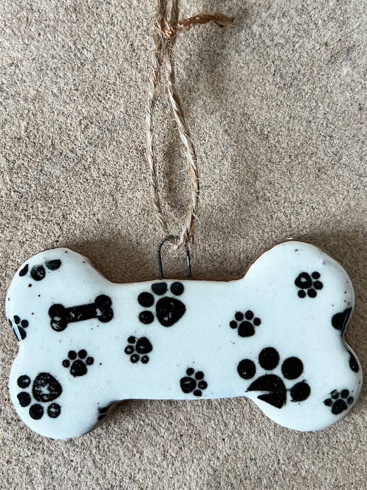 Adorno de cerámica de hueso de perro con estampado de pata para venta al por mayor de Gina DeSantis Ceramics