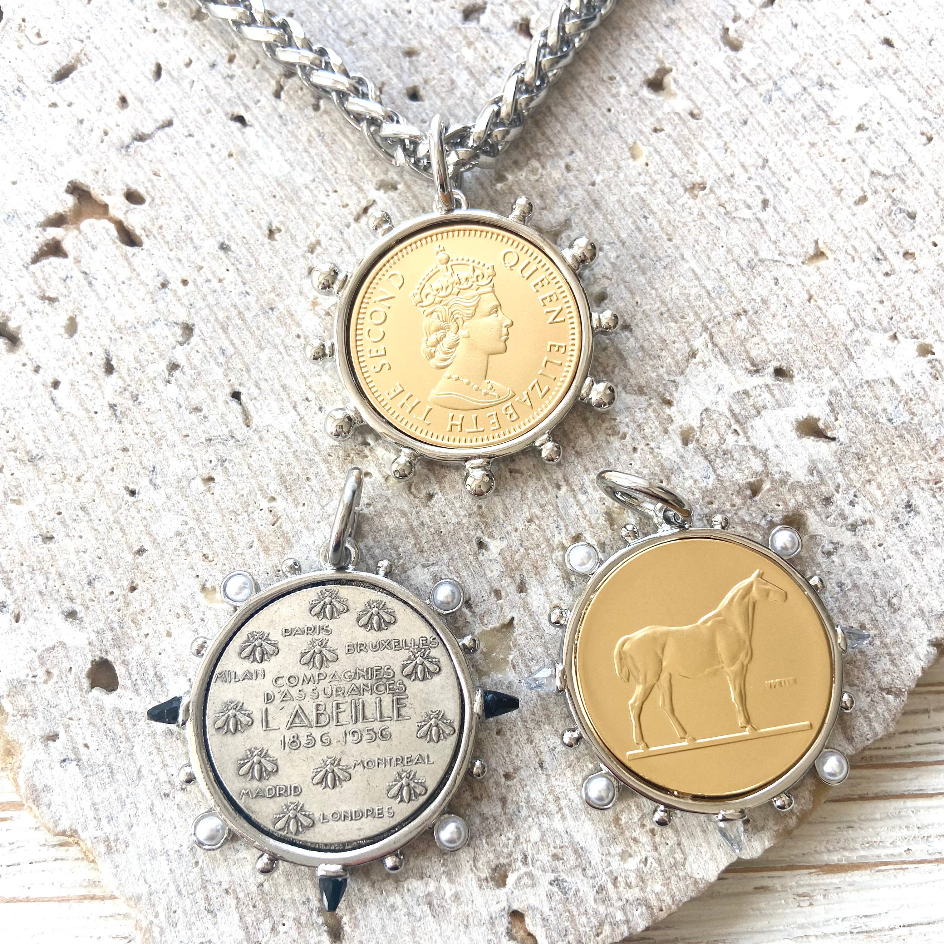 VB&CO Designs Handmade Jewelry - Vente Colliers à pendentif - Collier pièce de monnaie équestre avec abeille française - Boutique de bijoux4