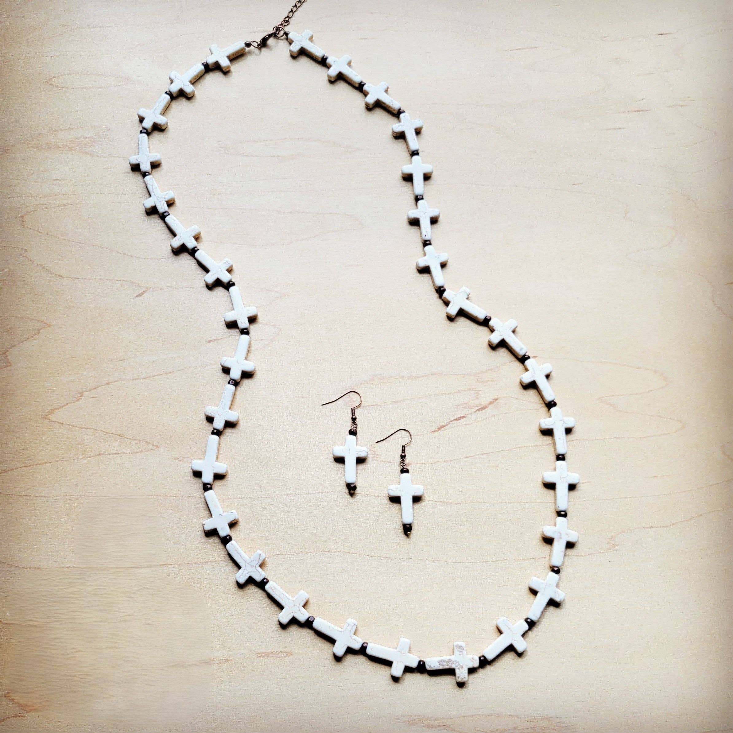 The Jewelry Junkie - Vendita all'ingrosso Collane di perline/perle - Collana con croce in turchese bianco e perline di legno 258o3