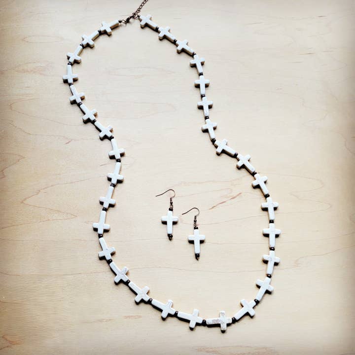 The Jewelry Junkie - Vendita all'ingrosso Collane di perline/perle - Collana con croce in turchese bianco e perline di legno 258o3