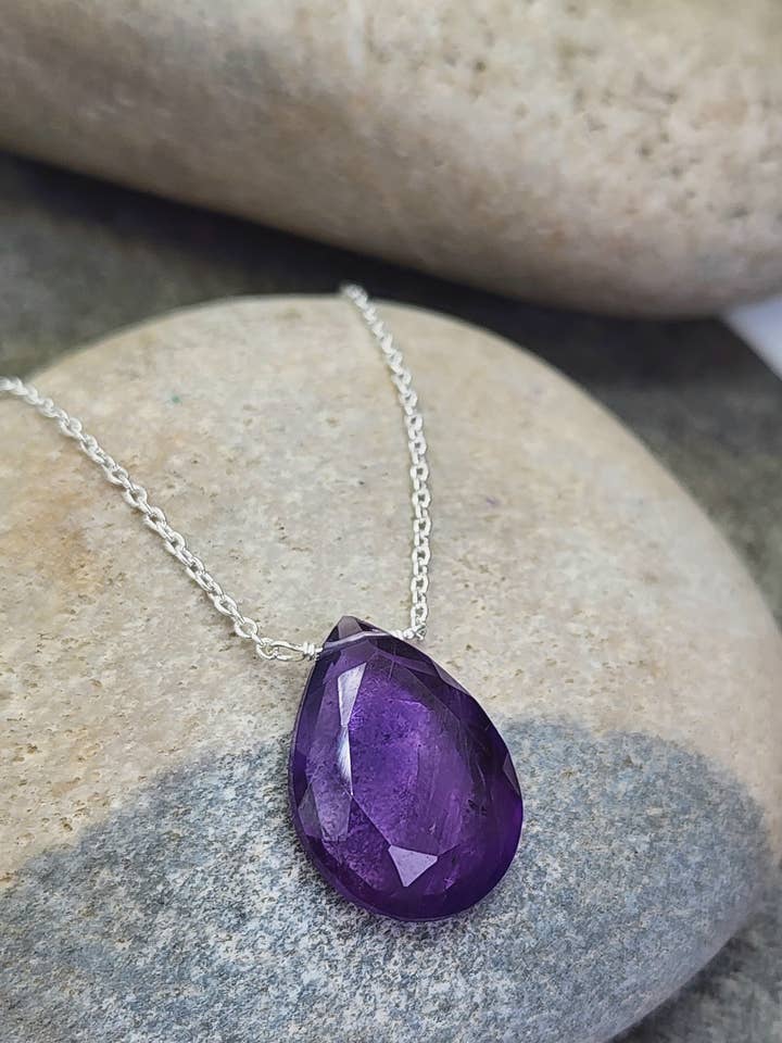 Collana Gratitudine in Goccia di Ametista + Argento Sterling per la vendita all'ingrosso da parte di Heart and Lotus Sterling Silver Jewelry