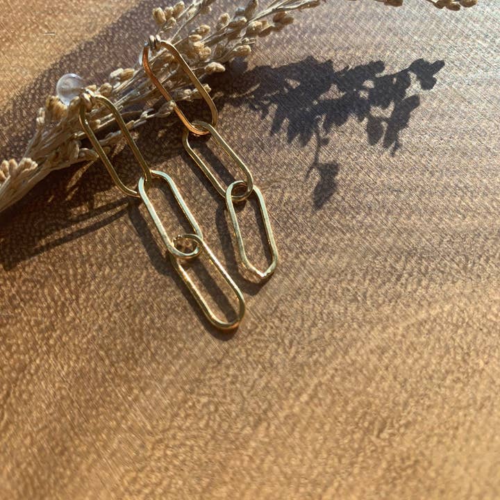 Georgia Marie Designs - Vente Boucles d'oreilles pendantes - Boucles d'oreilles trombone • Boucles d'oreilles chaîne trombone remplies d'or 14 carats • Boucles d'oreilles à tige • Boucles d'oreilles pendantes • Cadeaux pour elle • Boucles d'oreilles à maillons •2