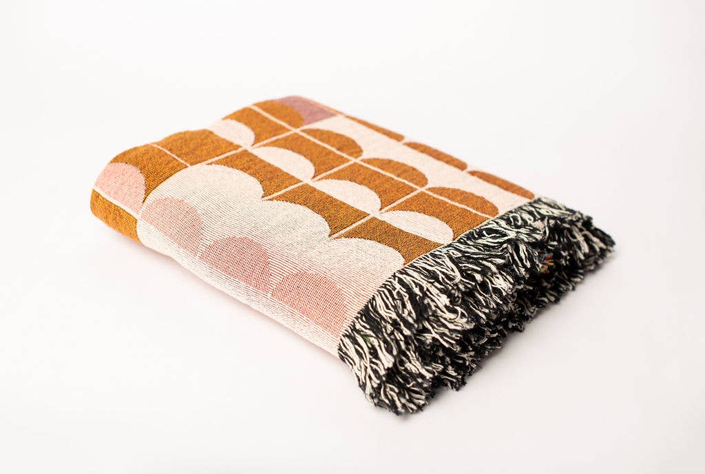 Kindly Woven - Vente Plaids - Quinn Plaid – Blush - Collaboration d'artiste – Franges – Fabriqué aux États-Unis1