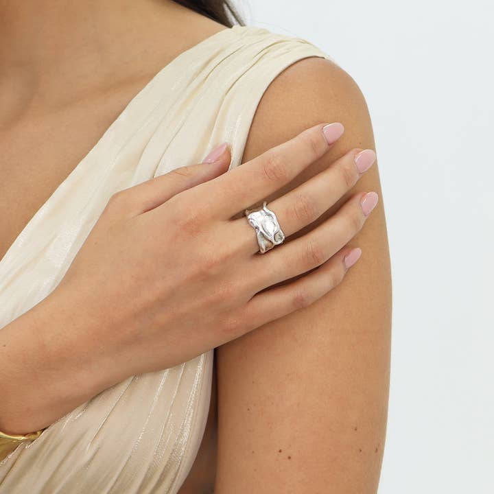 KARINE SULTAN - Vendita all'ingrosso Anelli cocktail/statement - Anello scultoreo in lamina stropicciata - Accessorio accattivante2