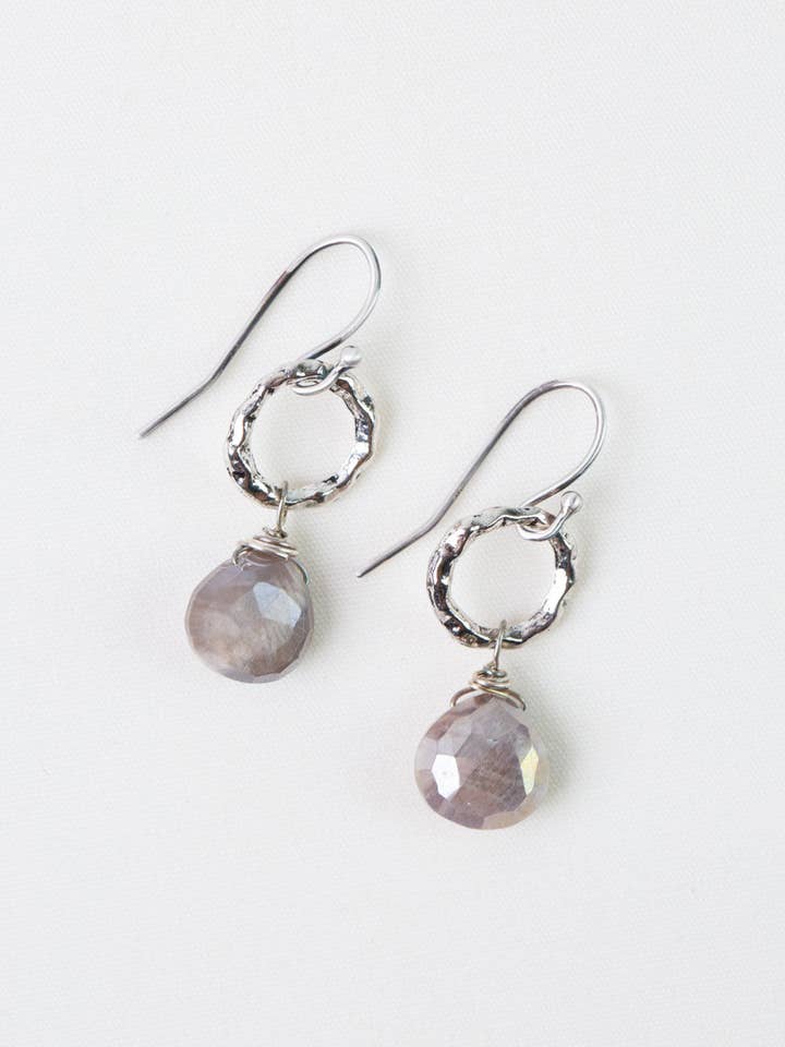 Boucles d'oreilles simples en briolette de pierre de lune pêche blush pour la vente par Anne Vaughan Designs Jewelry