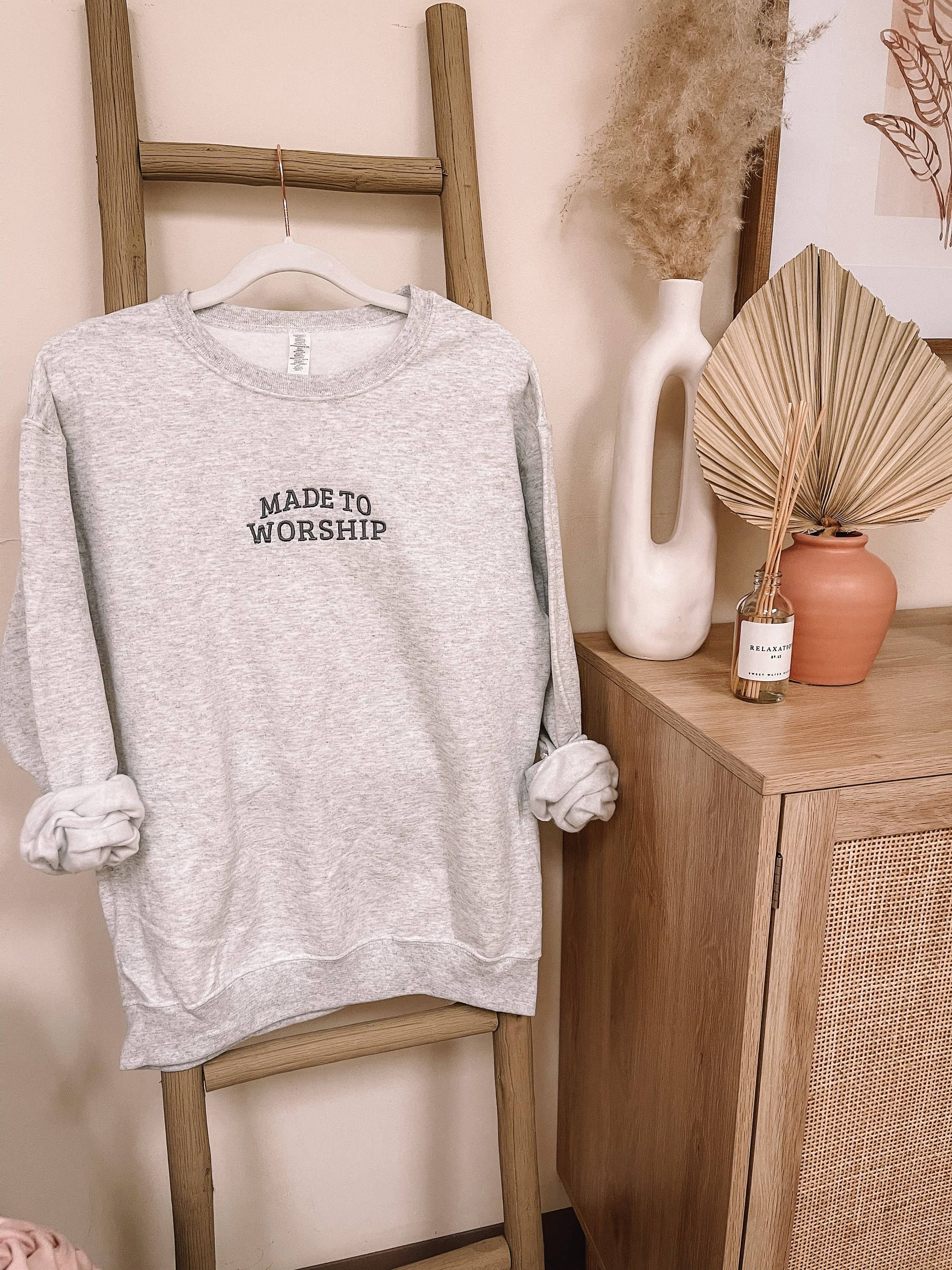 Honey Soul LLC – Großhandel Sweatshirt mit Grafikdruck – Unisex – Minimalistisches Made To Worship Sweatshirt mit Stickerei6