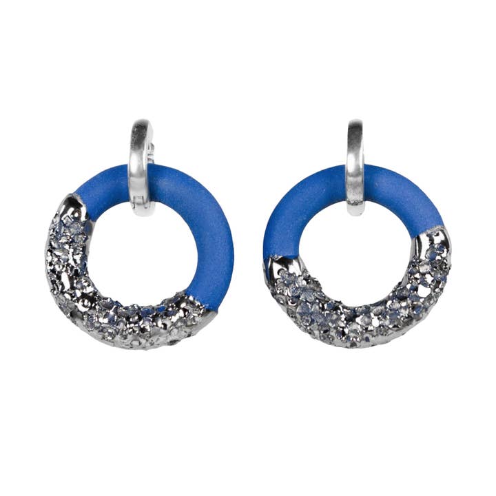 Boucles d'oreilles "Nyla" avec maxi charme pour la vente par FreakyFoxx porcelain