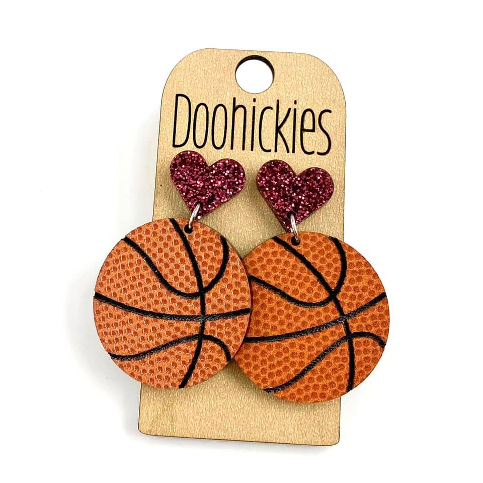 Doohickies - Vente Boucles d'oreilles pendantes - Pendentifs de basket-ball en forme de cœur personnalisés de 2 pouces - Boucles d'oreilles de sport3