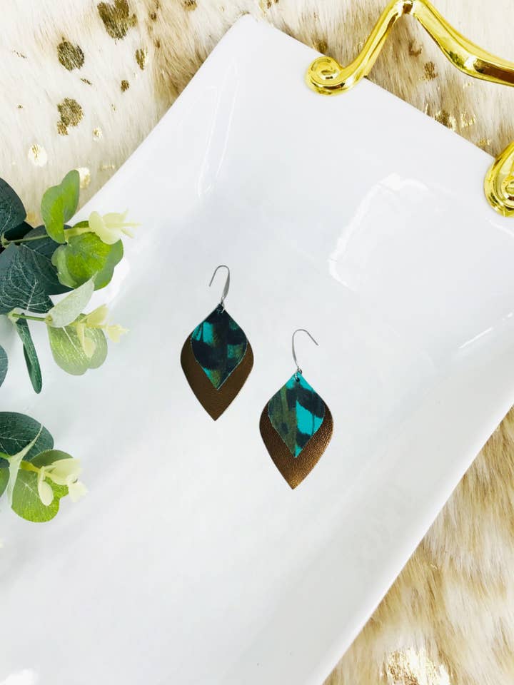 Pendientes de bronce y piel con plumas de faisán - E19-1928 para venta al por mayor de Magnolia & Peach Jewelry Boutique, LLC