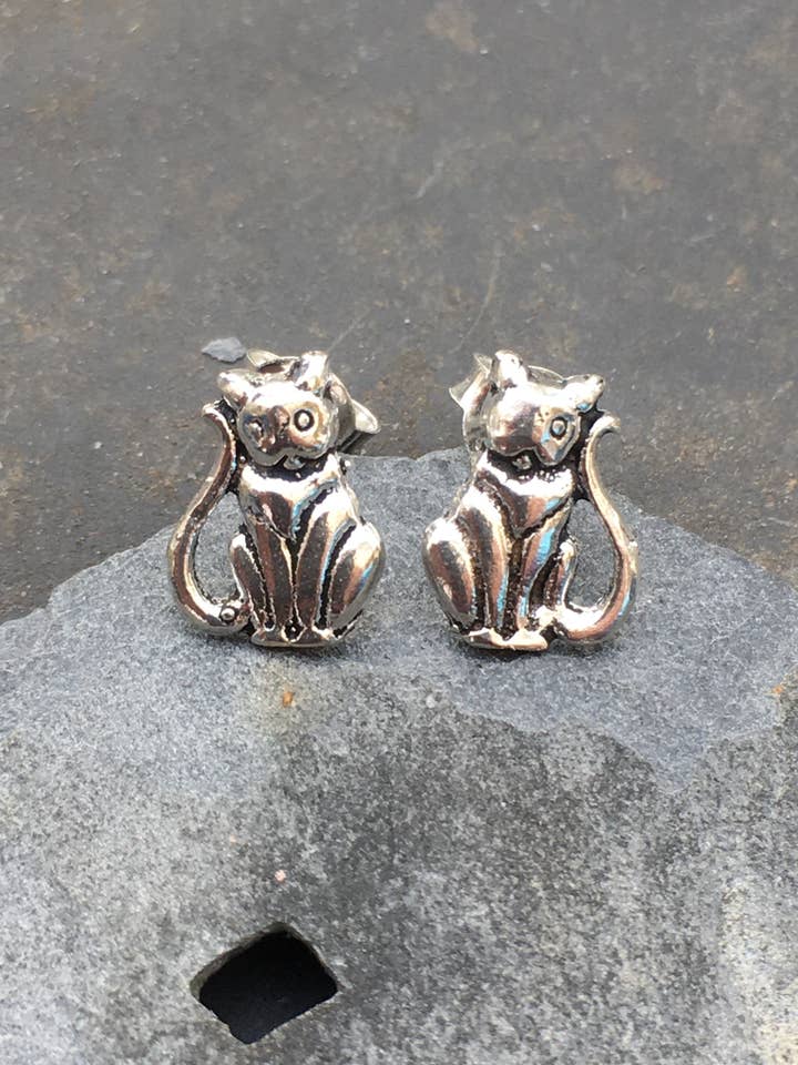 S199B - SITTING CAT STUD for wholesale by Bluelily925silver