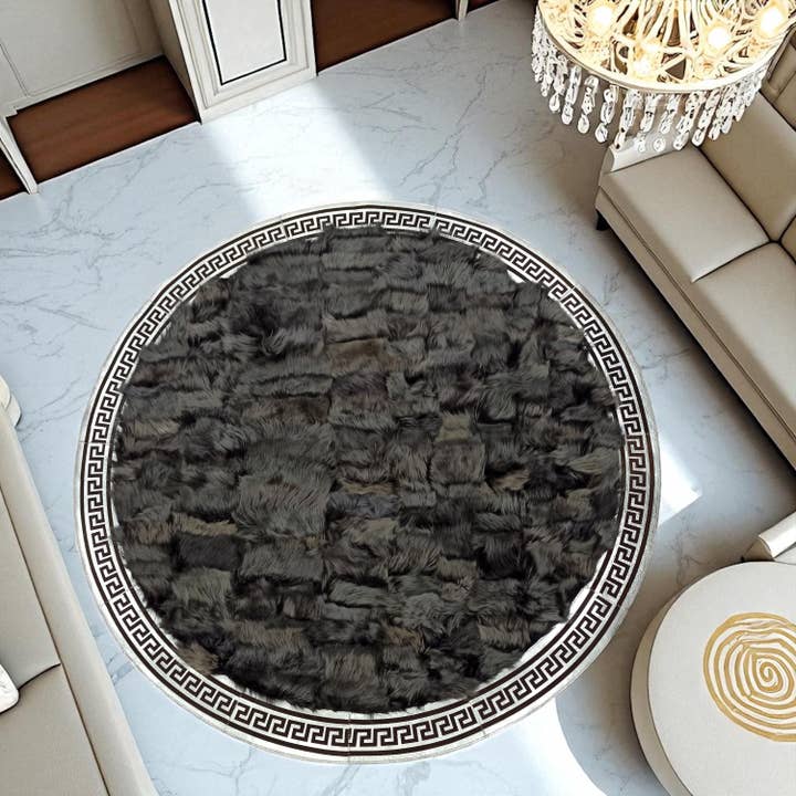 Svart Rund Toskansk Matta, Handgjord Naturlig Fårskinnsmatta för wholesale av Karelias And Sons