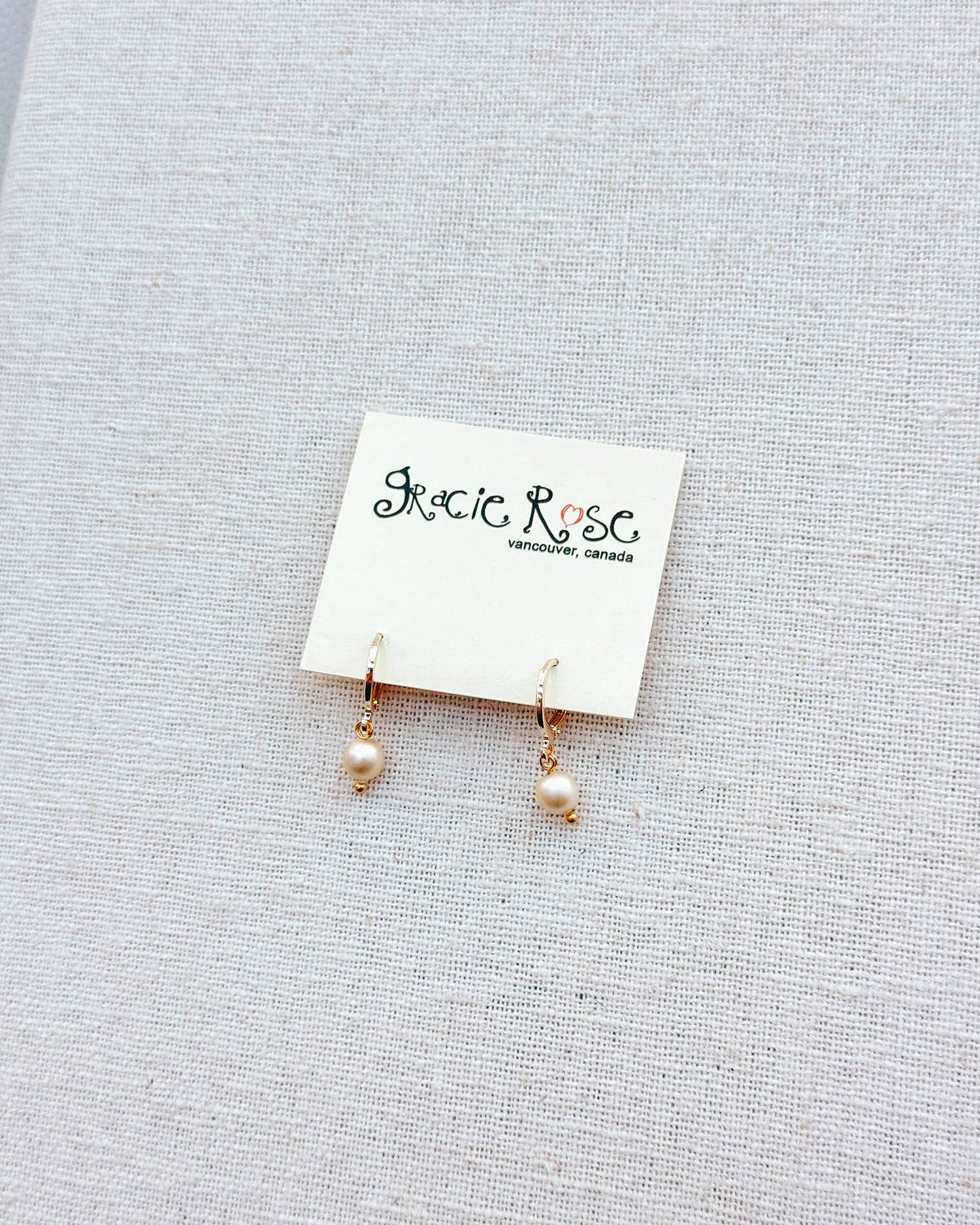 Gracie Rose Designs – brincos huggies por atacado – Brincos Minimalistas de Argola com Pérola Colorida Fosca Lustrosa.1