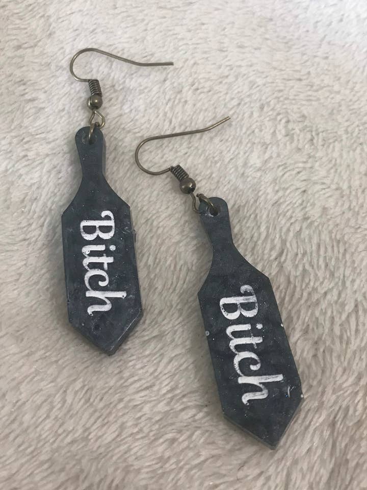 Håndlavet harpiks 'tæve' spanking padle øreringe for engroshandel hos Little Shroom Crafts