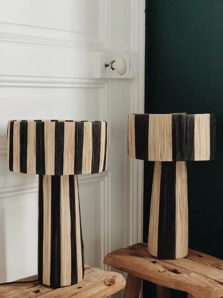 Mikwi – Engroshandel Skrivebordslampe – Bordlampe i naturlig raffia med brede striber4