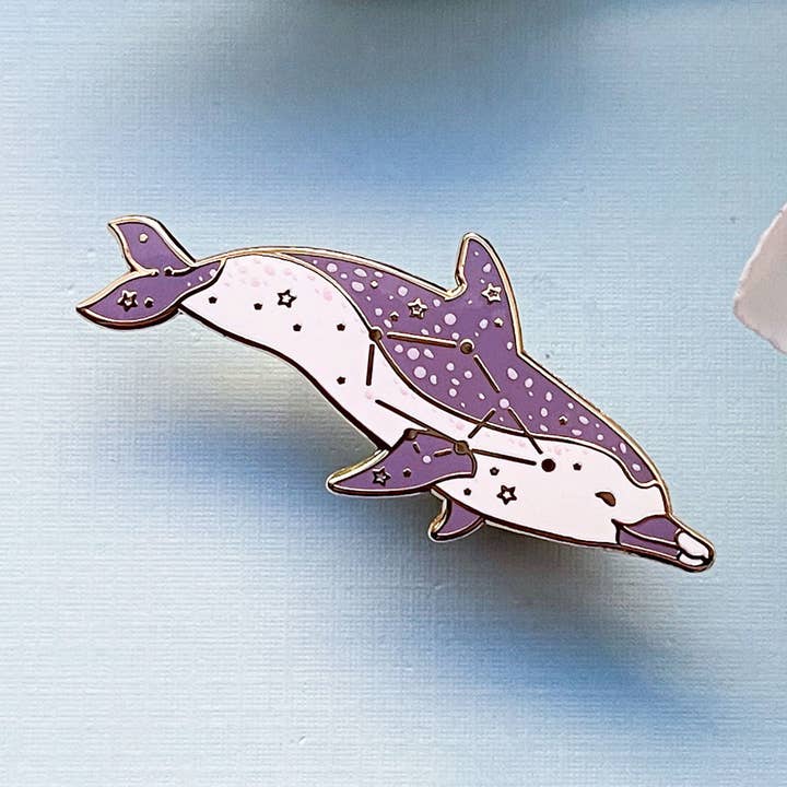 Auriga Constellation Pantropisk plettet delfin emalje pin for engroshandel hos Alum and Ink