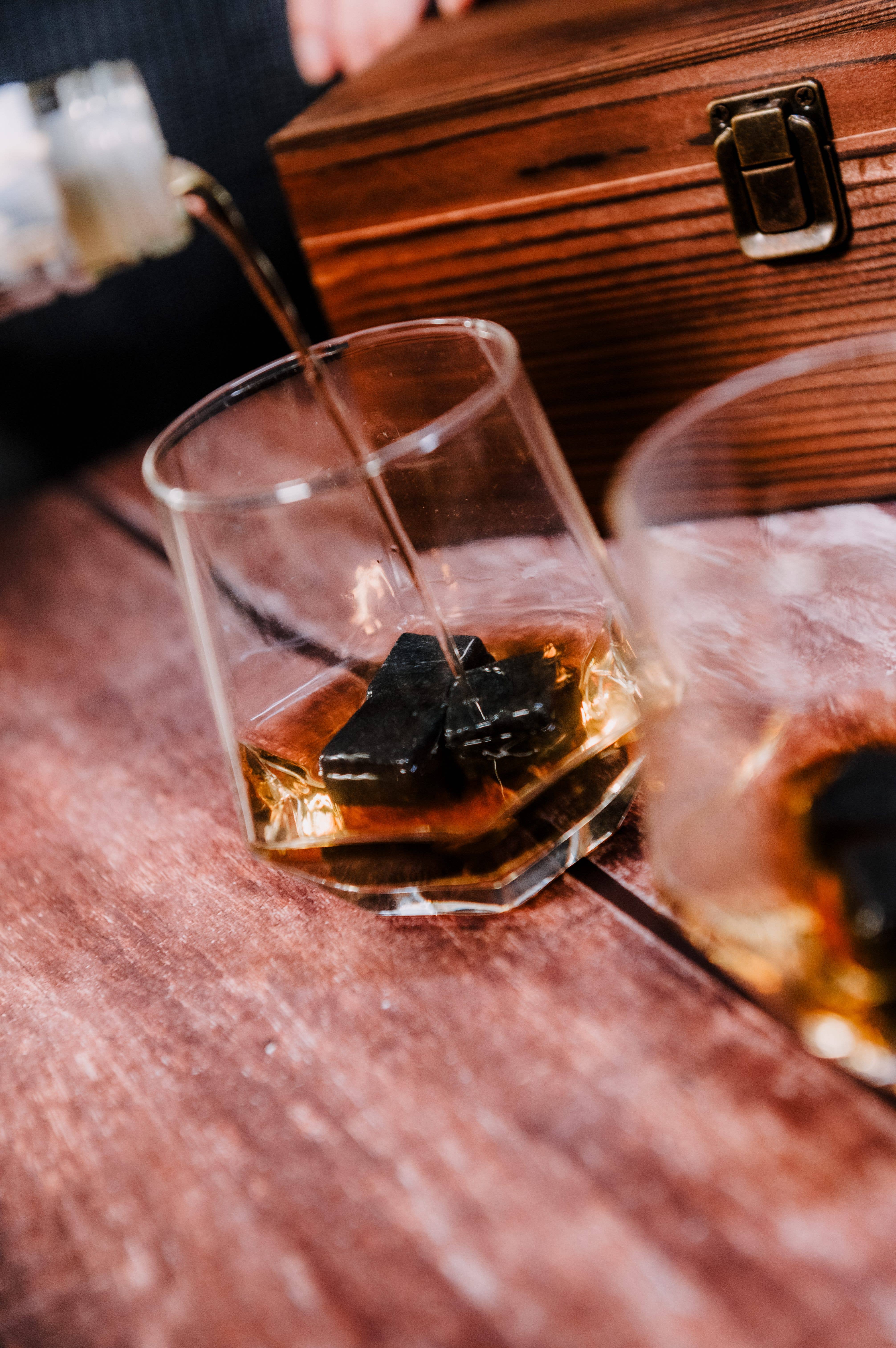 Vin Bouquet (Find It Import & Export Sl) – Kit de bebidas DIY por atacado – Conjunto de Whisky em Caixa de Madeira, 6 Cubos de Pedra4