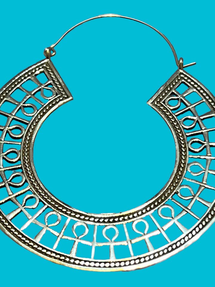 Grande boucle d'oreille Ankh en laiton pour la vente par The Curator