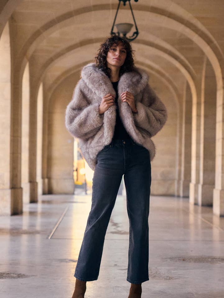 Veste en fourrure bicolore longue synthétique avec capuche pour la vente par KY CREATION PARIS