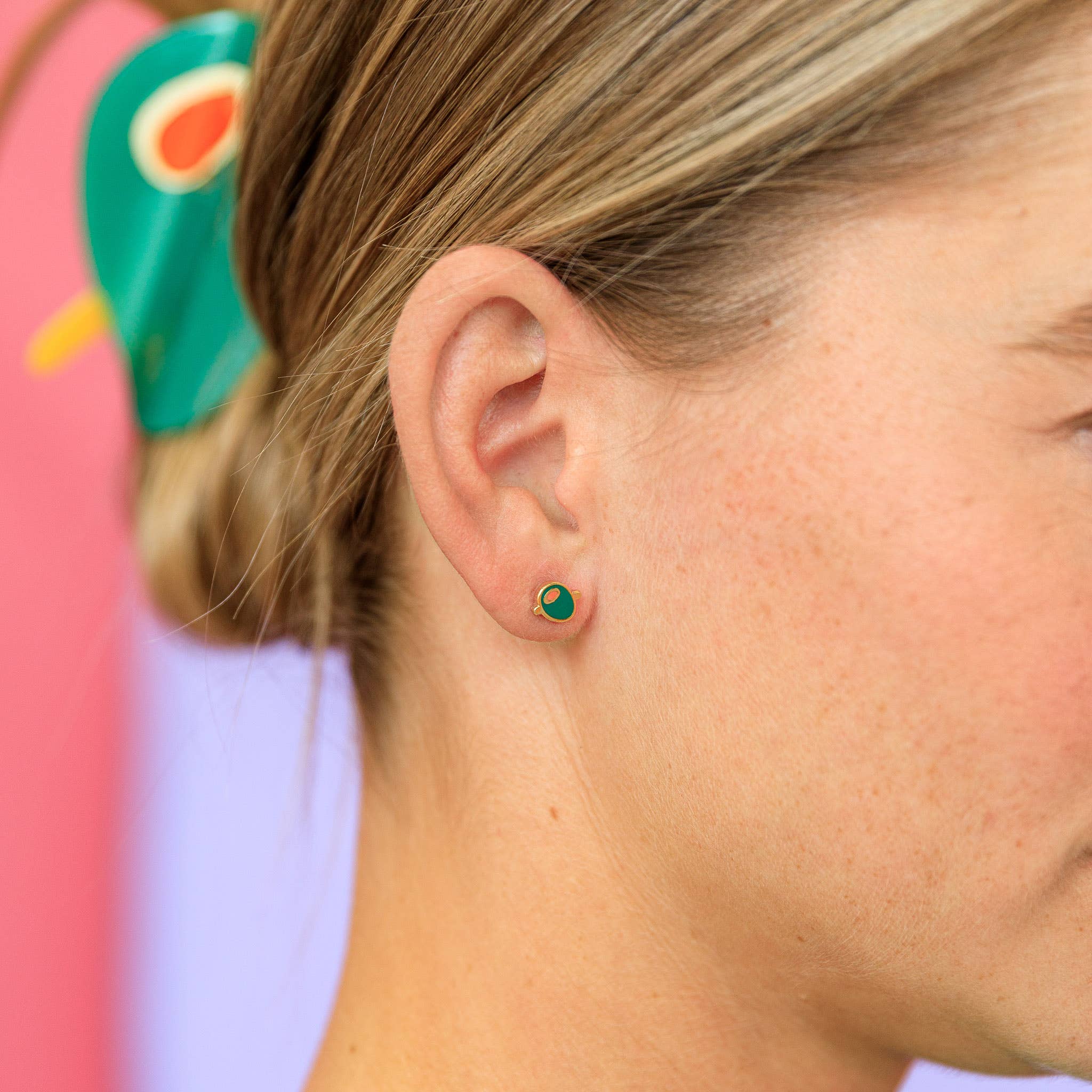 Larissa Loden – Großhandel Ohrstecker – Ohrstecker aus olivgrüner Emaille4