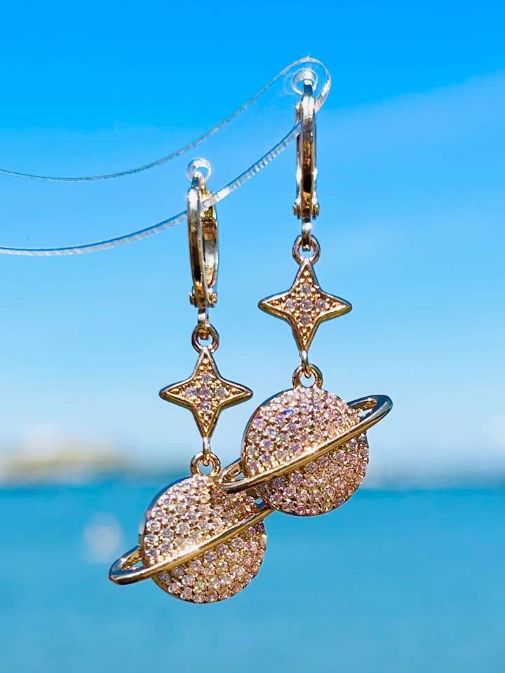 Boucles d'oreilles délicates en forme de planète plaquées or 14K pour la vente par HolyGuacamolly