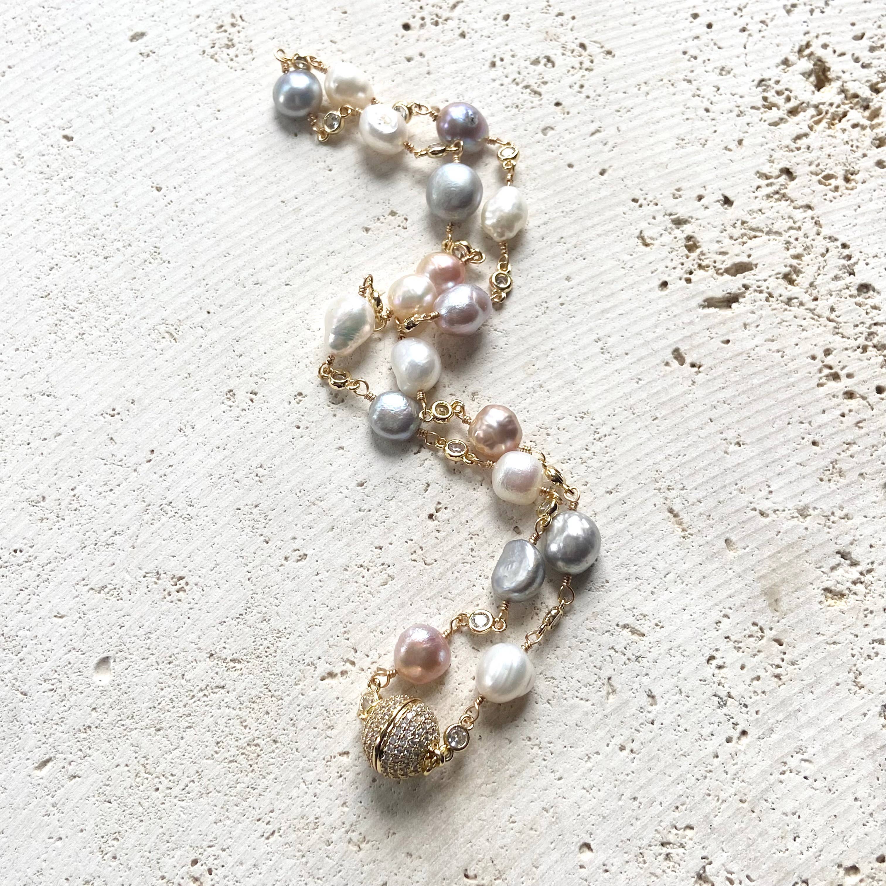 VB&CO Designs Handmade Jewelry – wholesale Pärlband/Pärlhalsband – Pastellpärlhalsband guld pavé magnetlås rodnande bris2