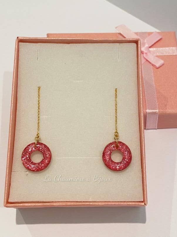 Oorbellen met ketting - Glinsterende roze donut voor wholesale door La Chaumière à Bijoux