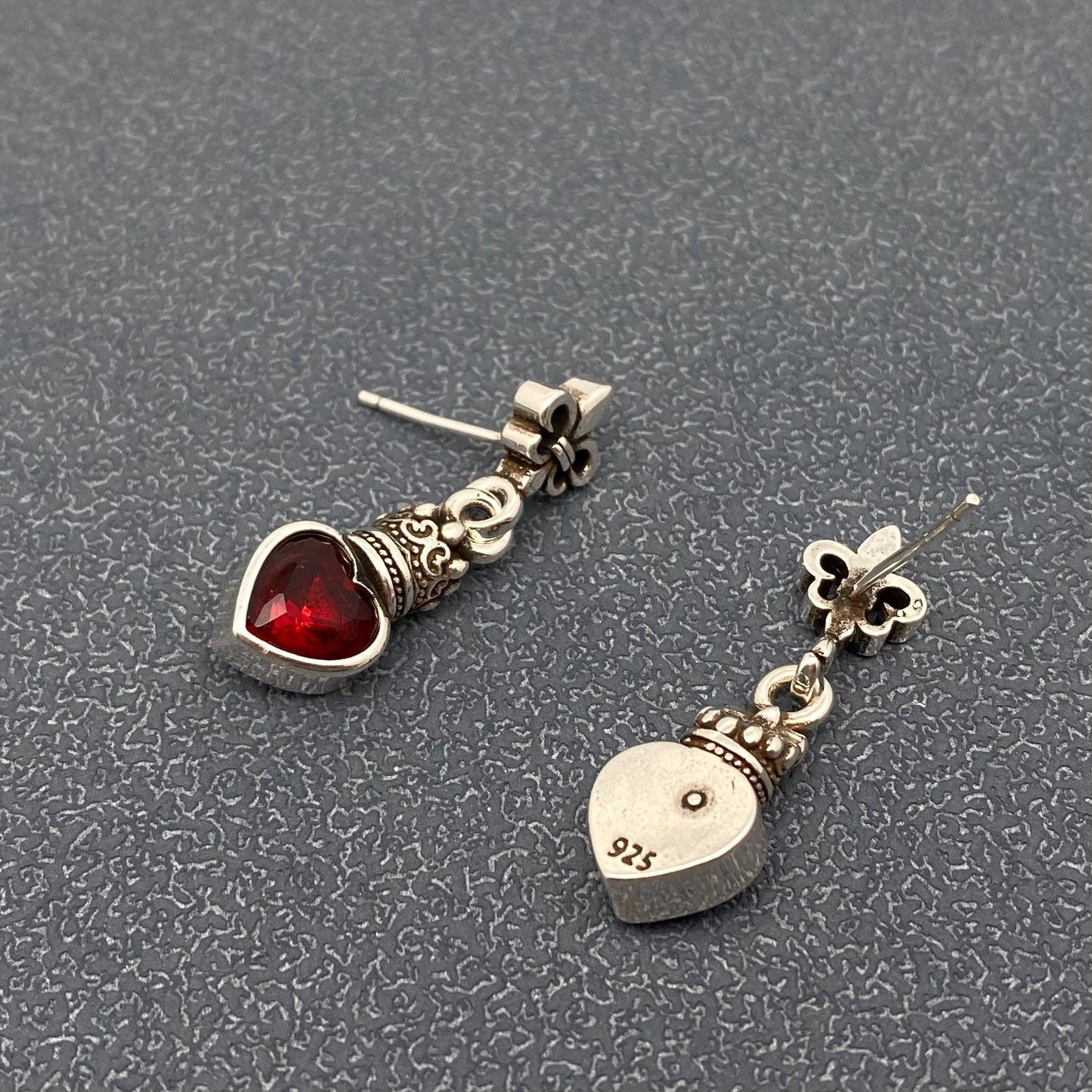 Mio Queena – wholesale Hängande örhängen – Gothic-stil örhängen med rött hjärta och zirkonia, silverpläterade - GT2