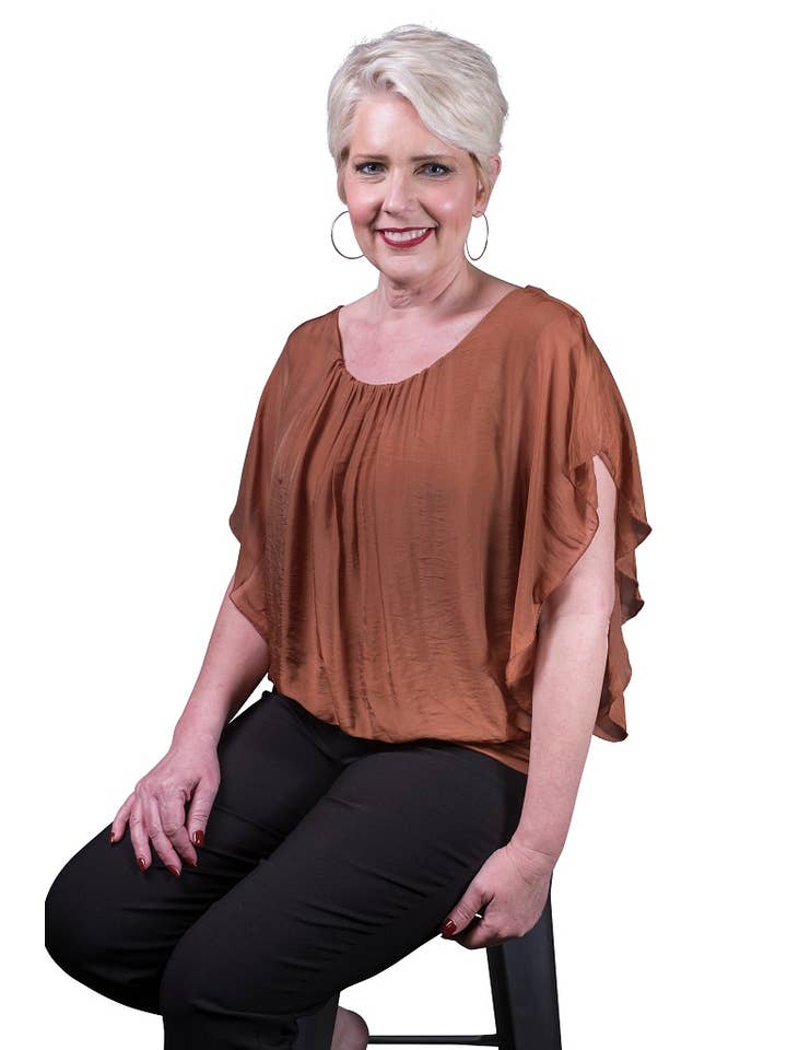 TINA Stephens Italy/Tees By Tina – Engroshandel Bluse - Dame – Aurora Flutter Fly Sleeve Silke Top m/Band Bund (BSS202)34