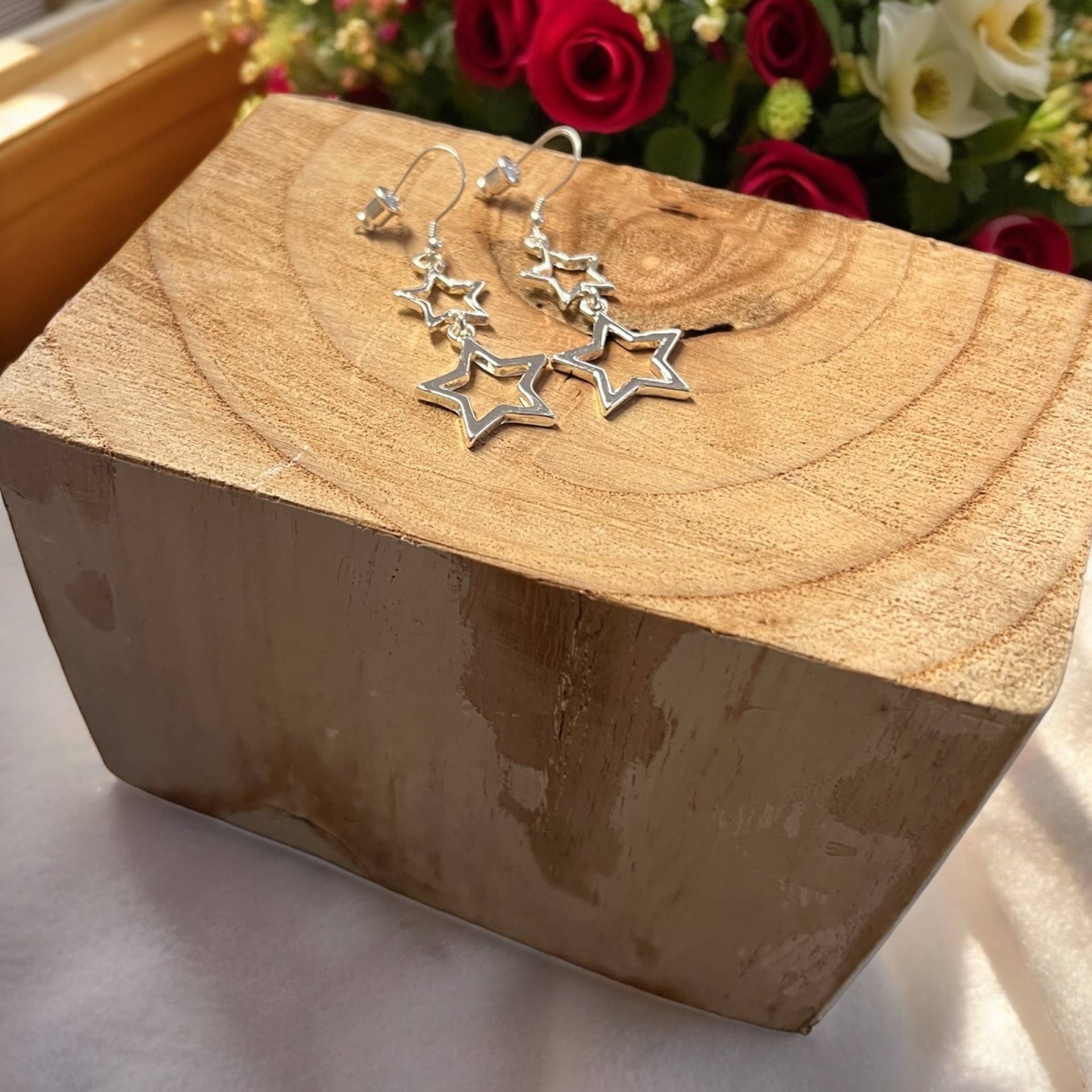 Jess & Lou – Großhandel Ohrhänger – Hohle Doppelstern-Hängeohrring0