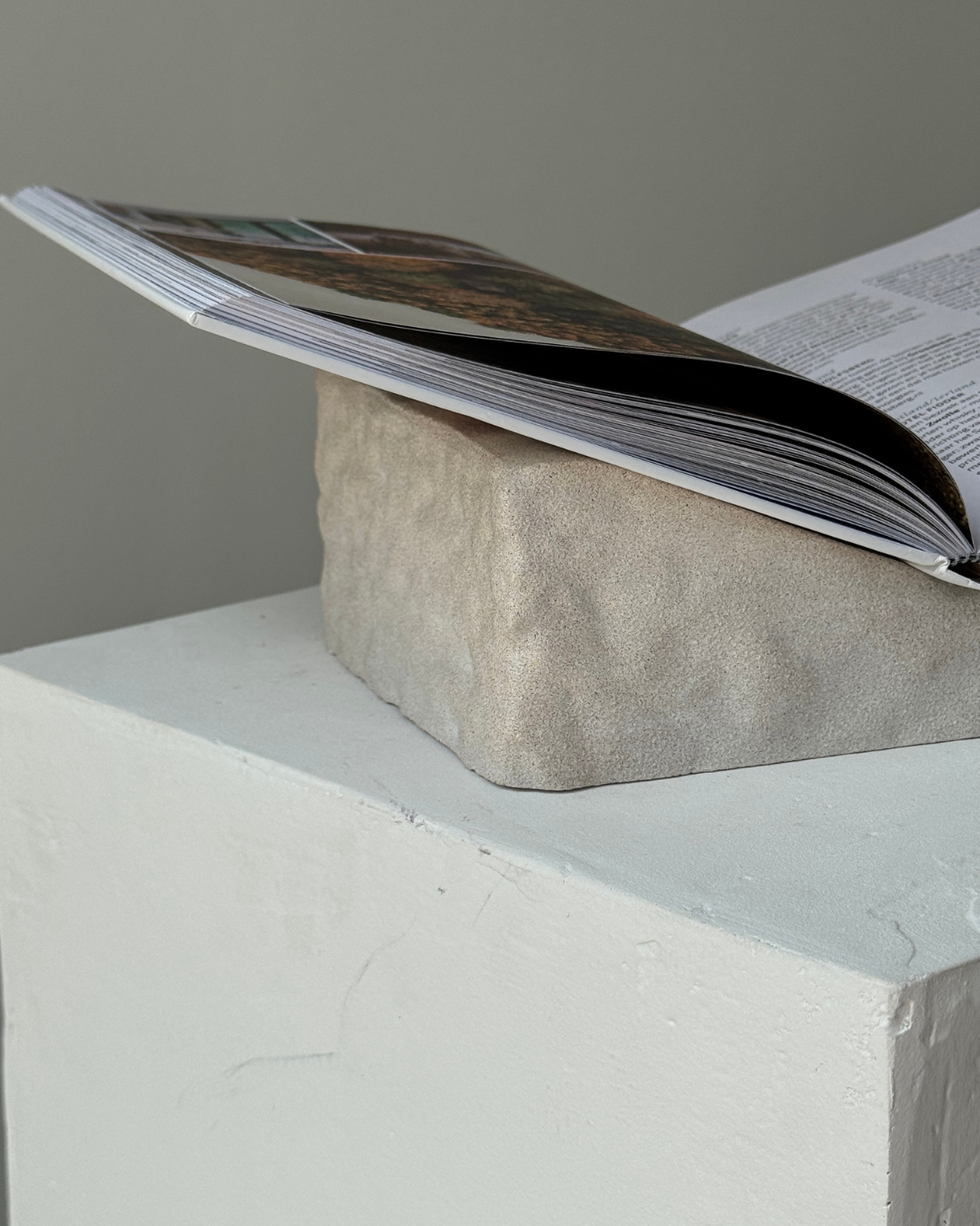 GINALADÉCO - Wholesale Decorative Tabletop Object - The Aela Stand | Almond1