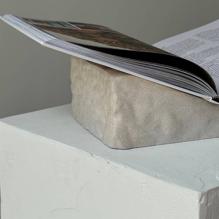 GINALADÉCO - Wholesale Decorative Tabletop Object - The Aela Stand | Almond1