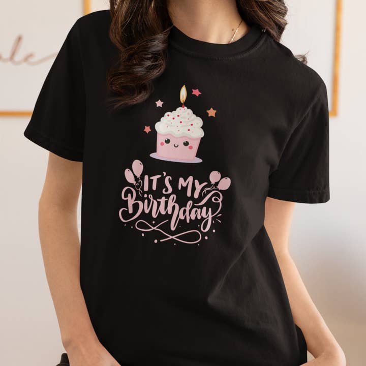 T-shirt d'anniversaire pour femme avec cupcake rose, tenue mignonne pour fille d'anniversaire, t-shirt de célébration, idée cadeau pour fête. pour la vente par Happythings76