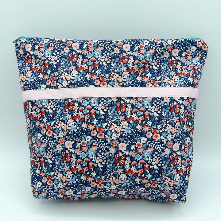 Toilettaske - stor model - „Bluebell“ mønster for engroshandel hos Mimi and Cookie