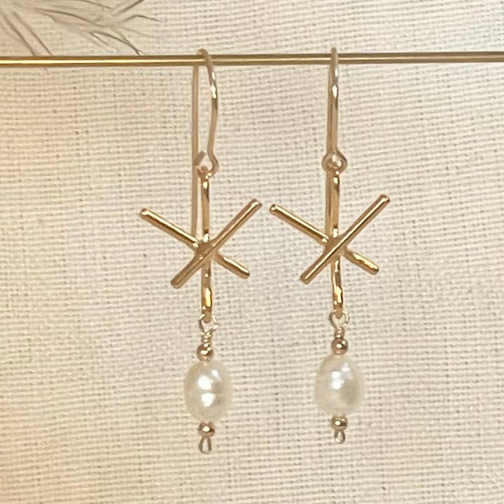 X Pearl Drop Örhängen för wholesale av Grace & Flux LLC