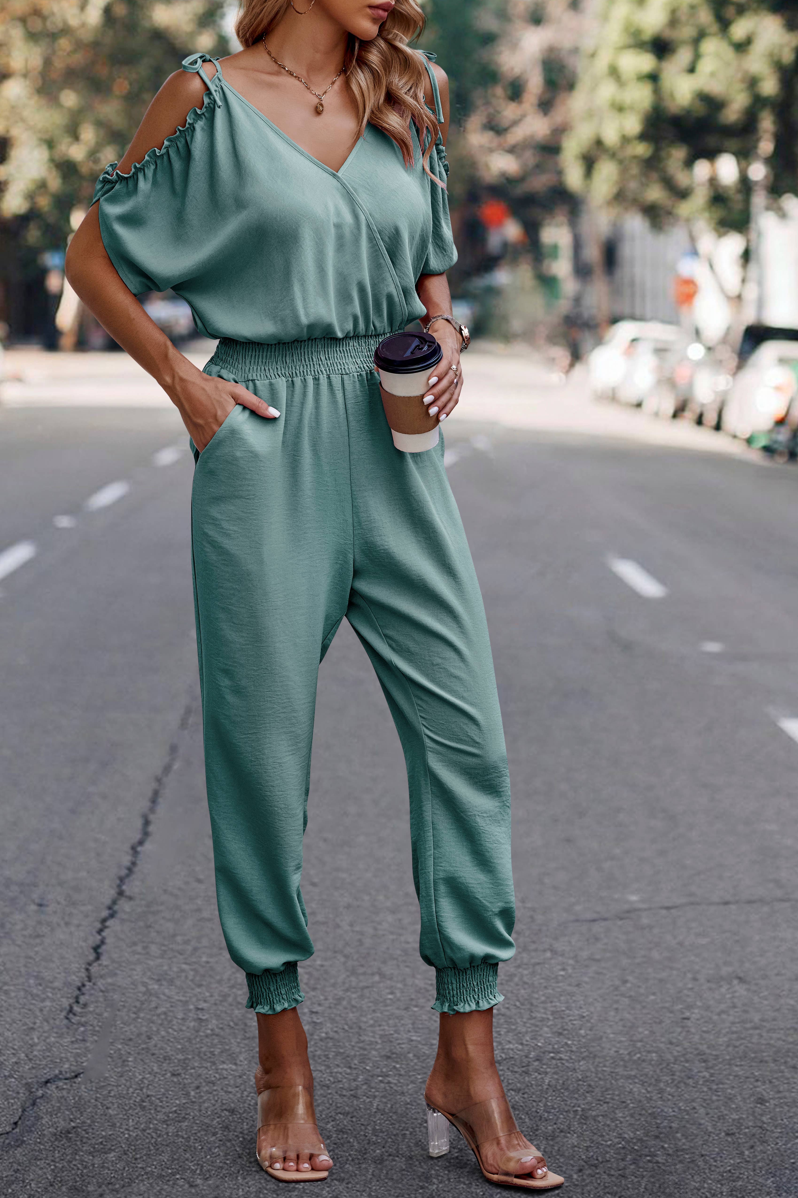 eLook – Großhandel Jumpsuit – Damen – SZ1-J9004 Schulterfreier Wickeloverall mit gesmokter Schulterpartie5