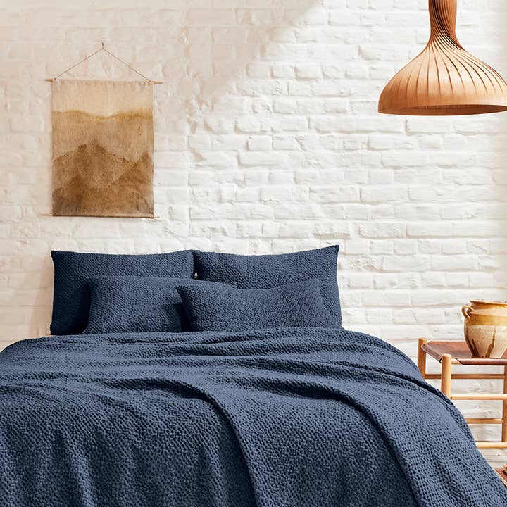 SONGE Midnight Blue - Plaid a nido d'ape e cuscino per la vendita all'ingrosso da parte di Essix - by Vanderschooten