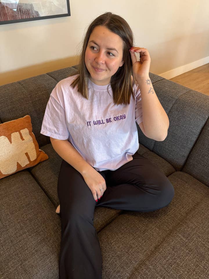 Brenna M & Co – Großhandel T-Shirt – Damen – Lila Es Wird Okay Sein T-Shirt1