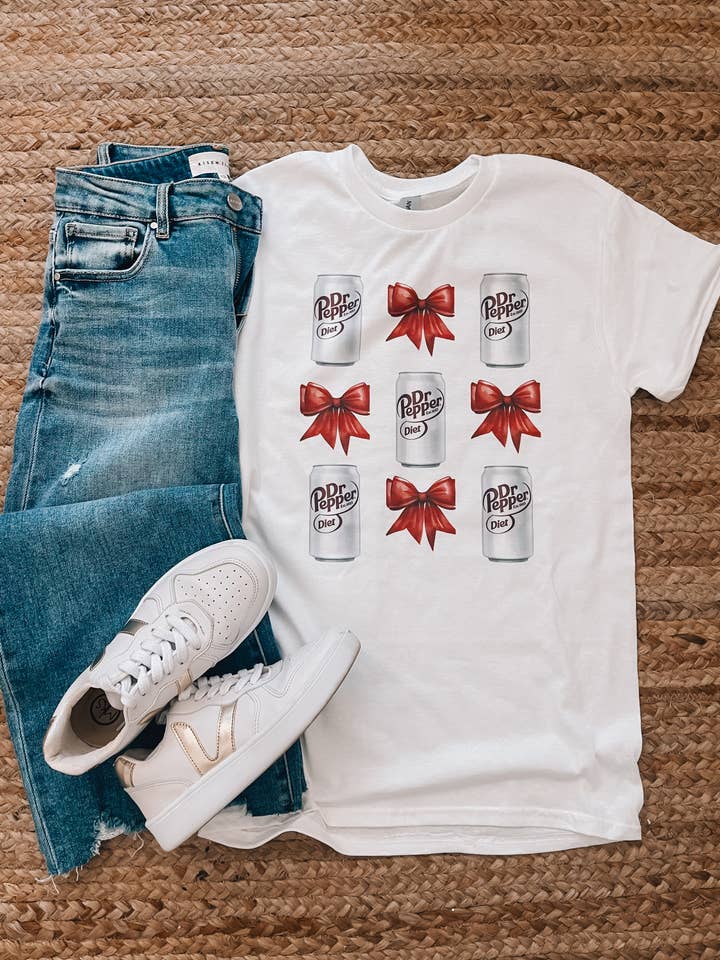 Diet Dr Pepper Bow Grid Grafisk T-shirt (S-2XL) for engroshandel hos The Sassy Owl