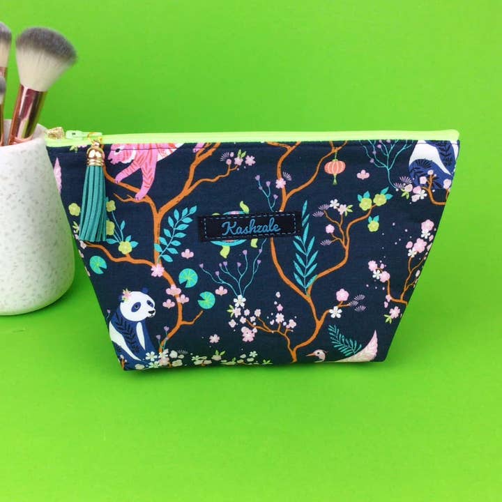 Borsa cosmetica media con panda e tigri blu scuro. Borse cosmetiche Navy per la vendita all'ingrosso da parte di Kashzale Handmade Cosmetic Bags