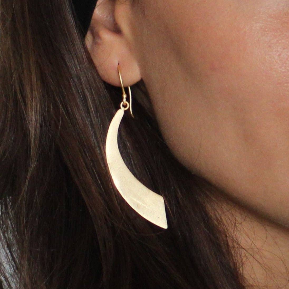 LA MAR - Vente Boucles d'oreilles pendantes - Boucles d'oreilles ESPADA plaquées or - Design avec caractère1