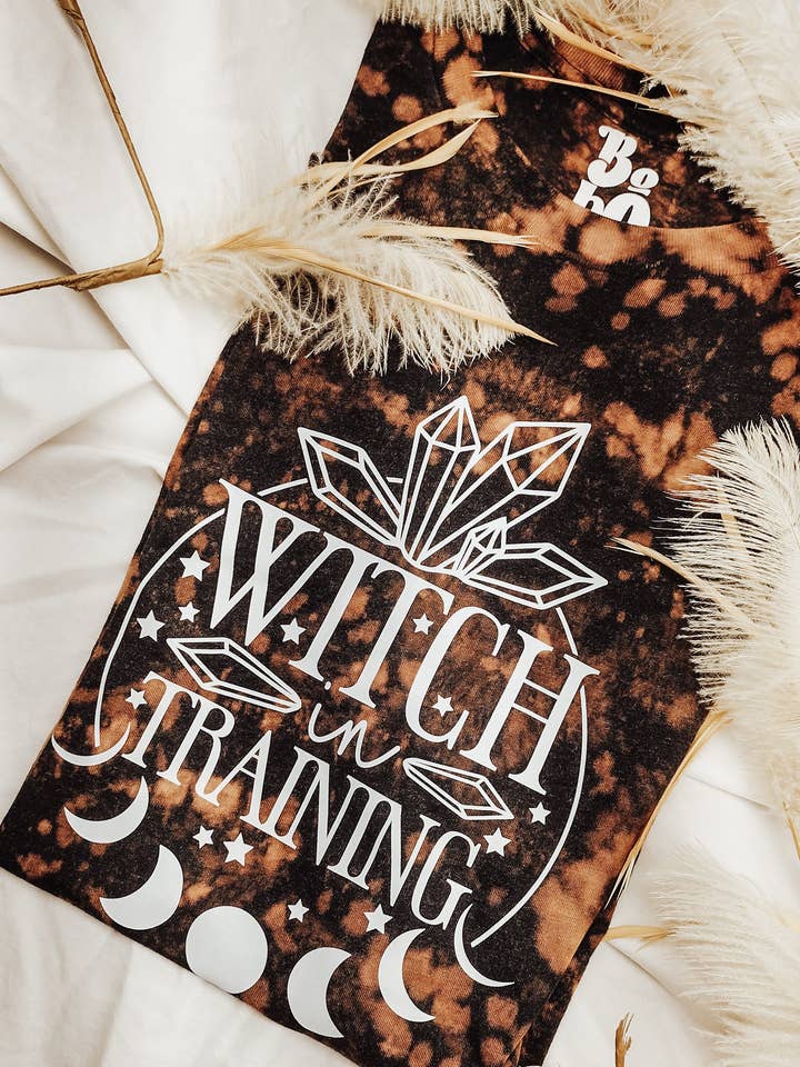 T-SHIRT D'ENTRAÎNEMENT DE SORCIÈRE pour la vente par Buena Onda House of Originals