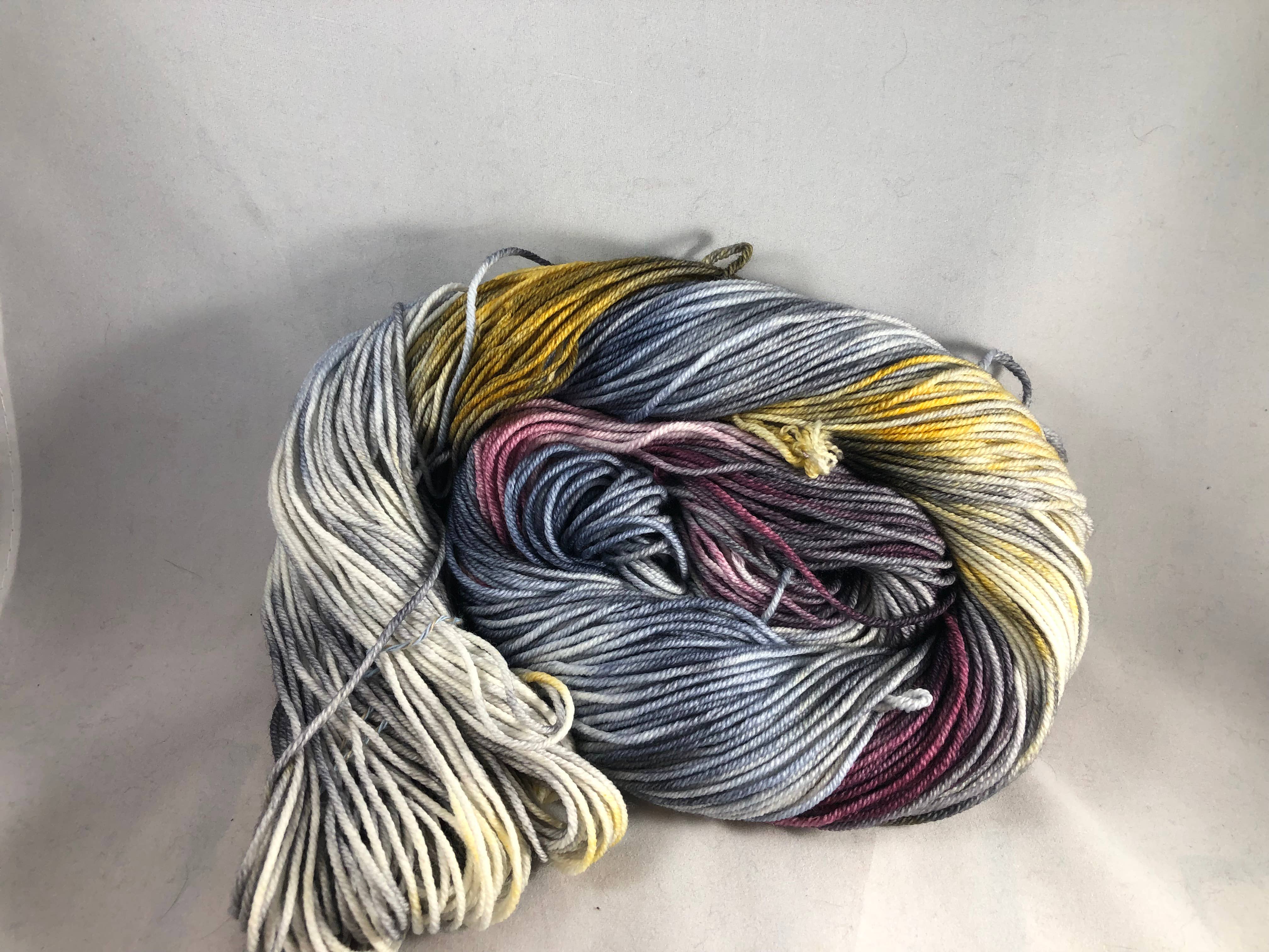 Rebel Purl - Venta al por mayor Hilos - Criatura de la Noche - Hilo Teñido a Mano en Pequeños Lotes3